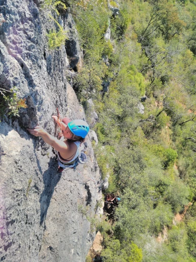 Climber commiting to a move in Rocha da Pena